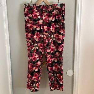 Floral ankle length Banana Republic trousers. Straight leg tan button closure
